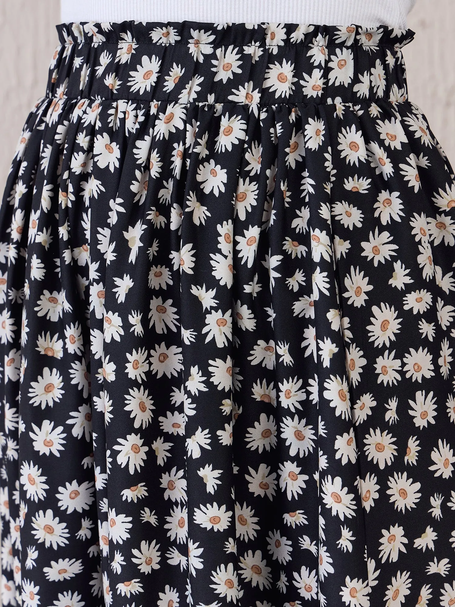 Berrylush Women Black & White Floral Printed High-Rise Waist Slip-On Flared Midi Skirt