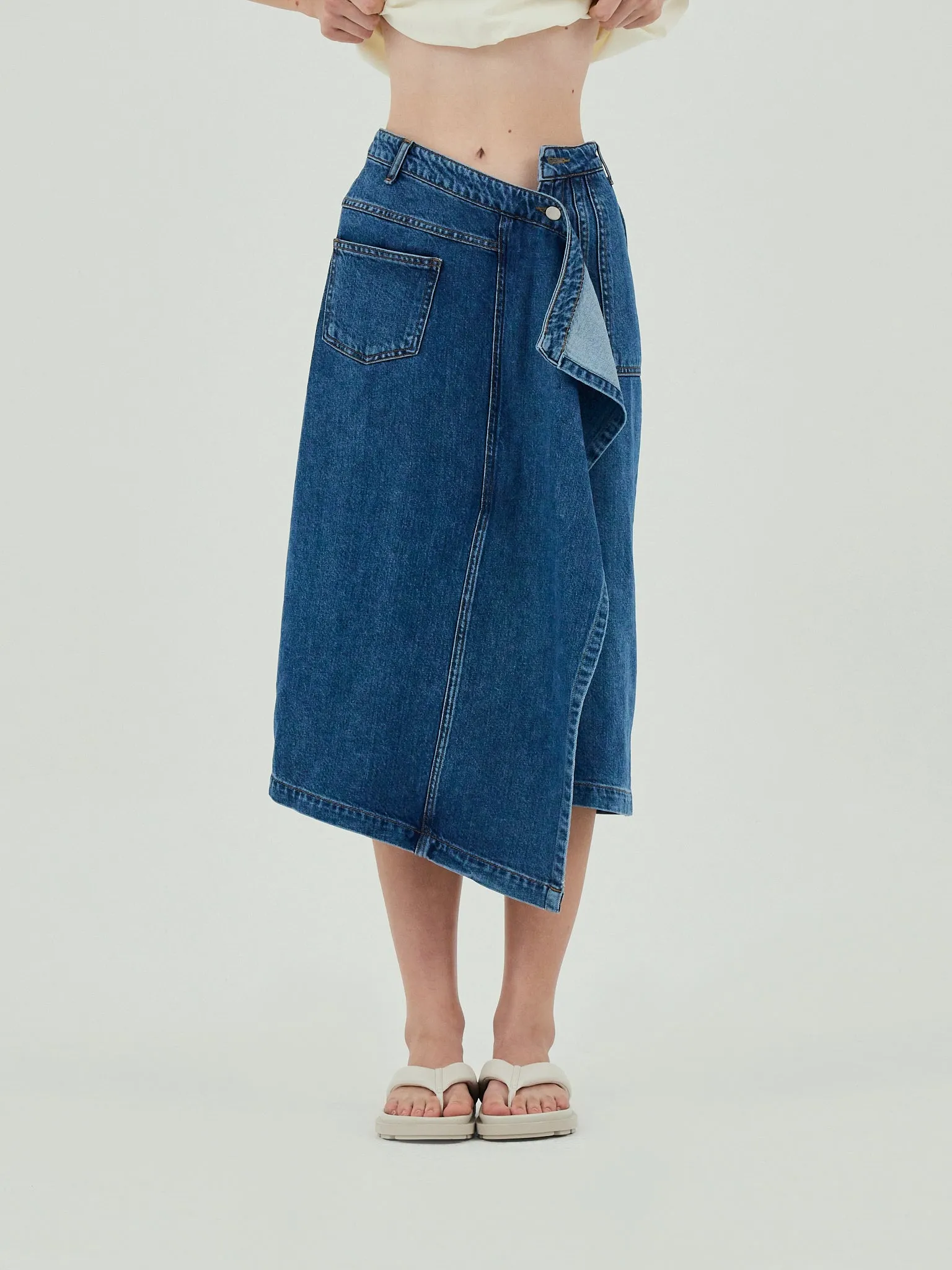 GOEN.J  Asymmetric draped down washed midi denim skirt - Blue